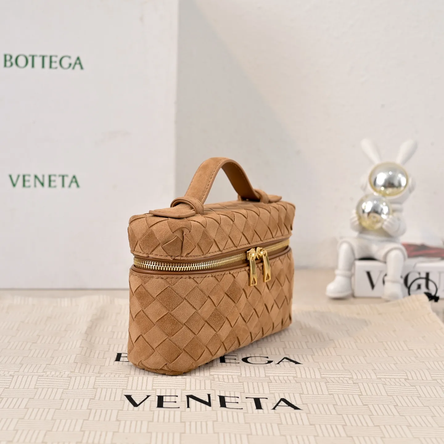 Batch 1360 #BV new Vanity Case suede cosmetic bag 🎈 is a super practical and stylish box cosmetic bag [Fireworks], using the brand's most classic cowhide weaving, with two-way zipper opening and closing, the overall style is retro and elegant, the top handle can be adjusted at will, the hand-held elegant temperament, cross-body casual and casual, unlocking various concave shape scenes 🎬 Model: 9109 Size: 22x12.5x5
